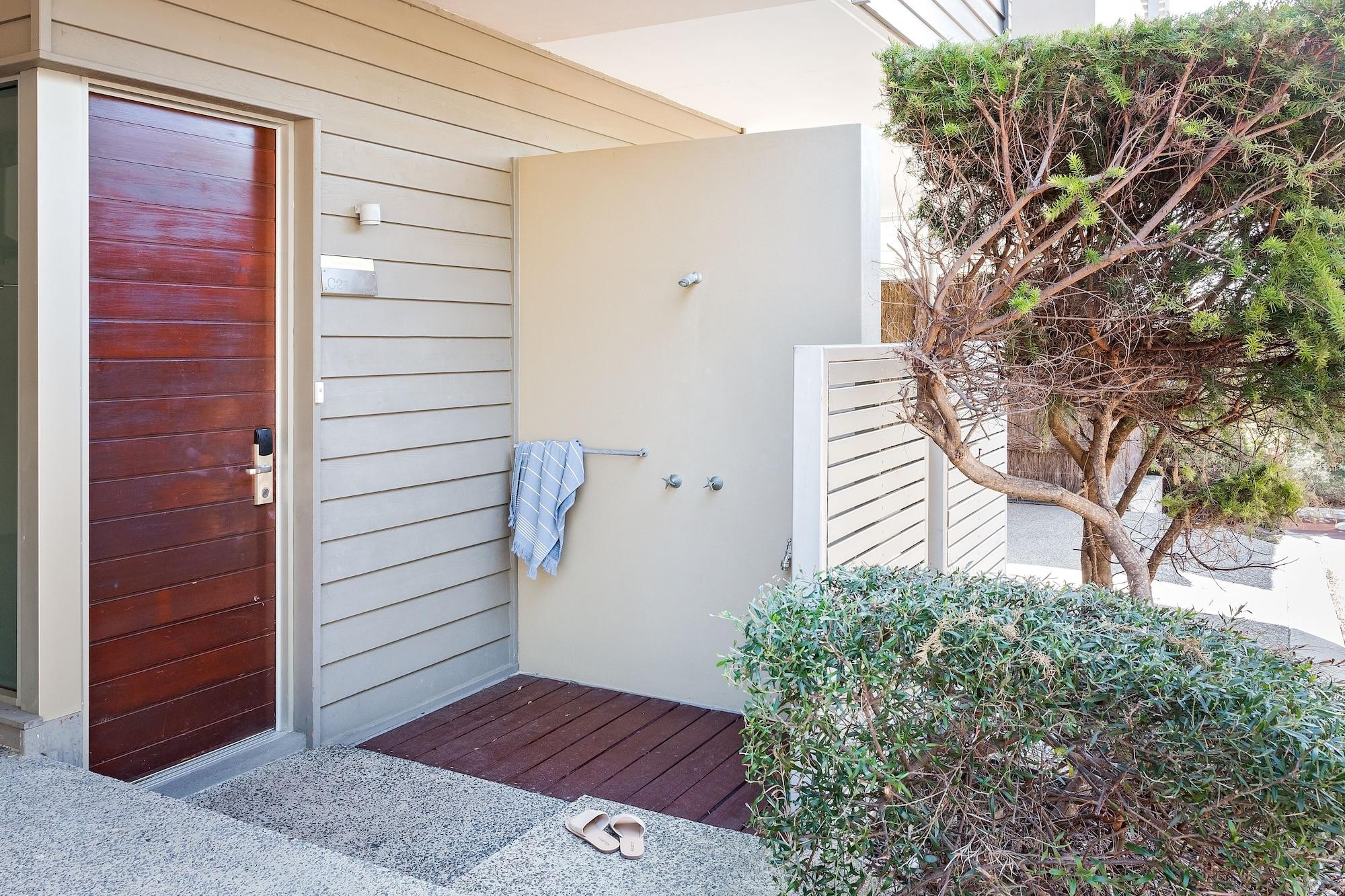 Smiths Beach Resort Яллингап Экстерьер фото Outdoor shower