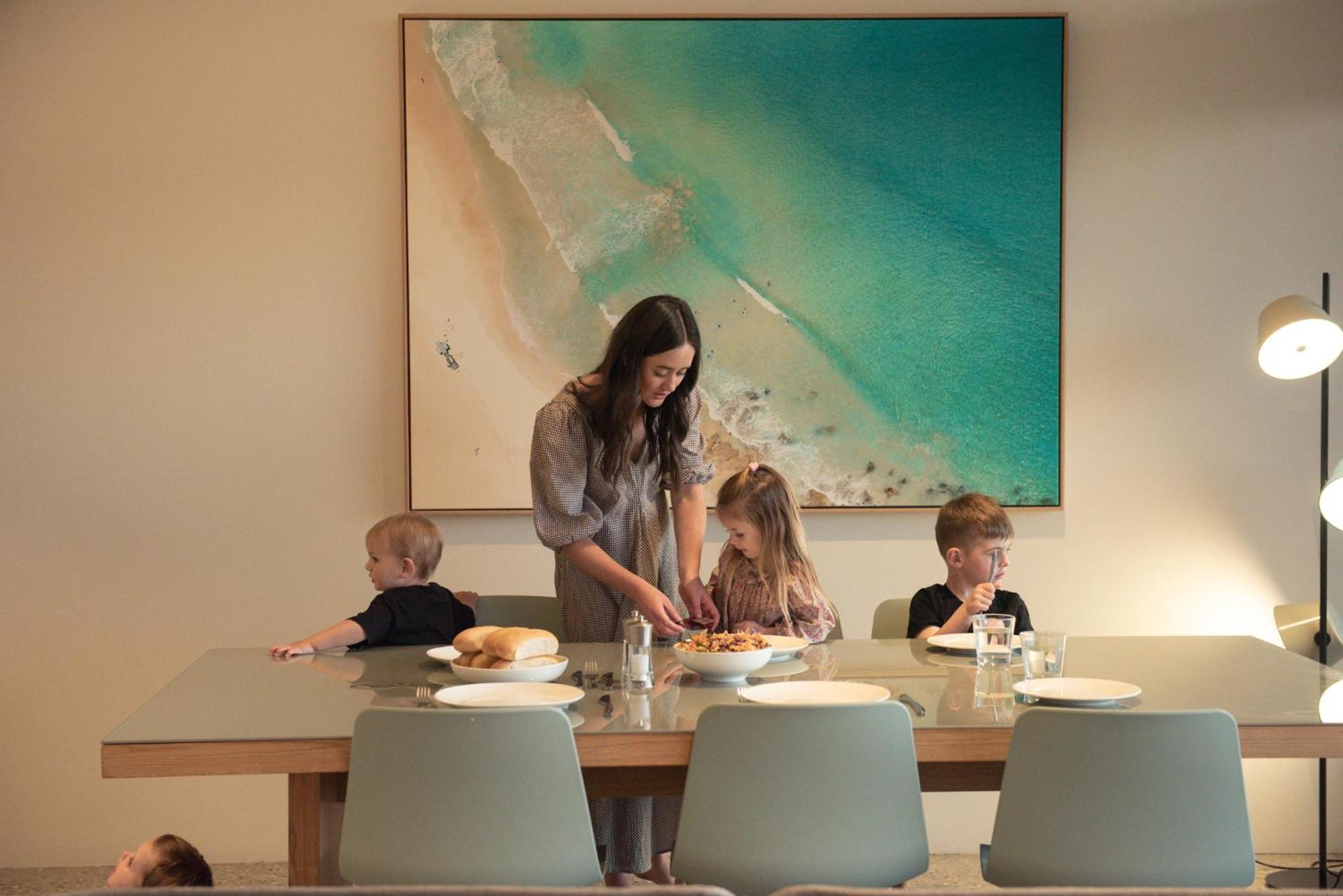 Smiths Beach Resort Яллингап Экстерьер фото A family at the dining table