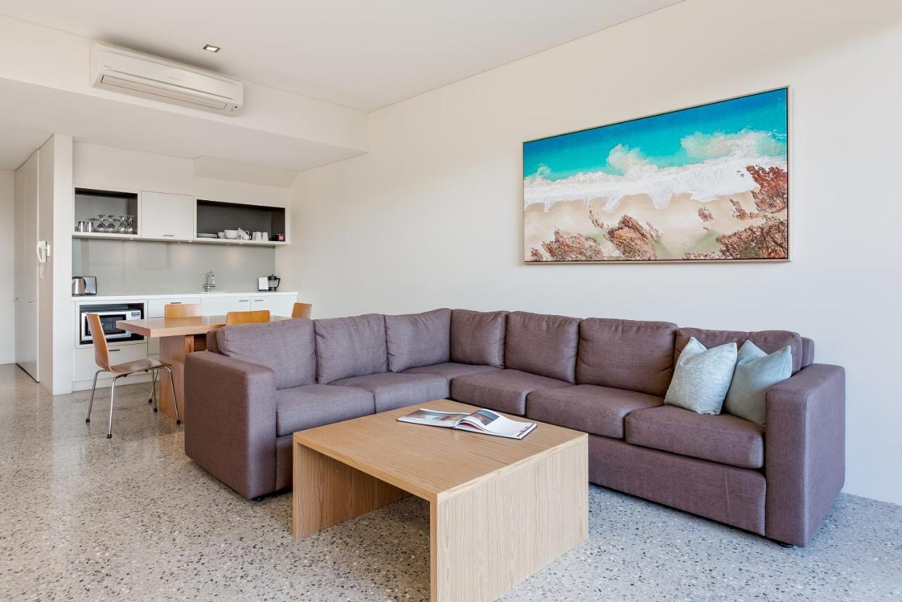 Smiths Beach Resort Яллингап Экстерьер фото A living room with a sectional sofa